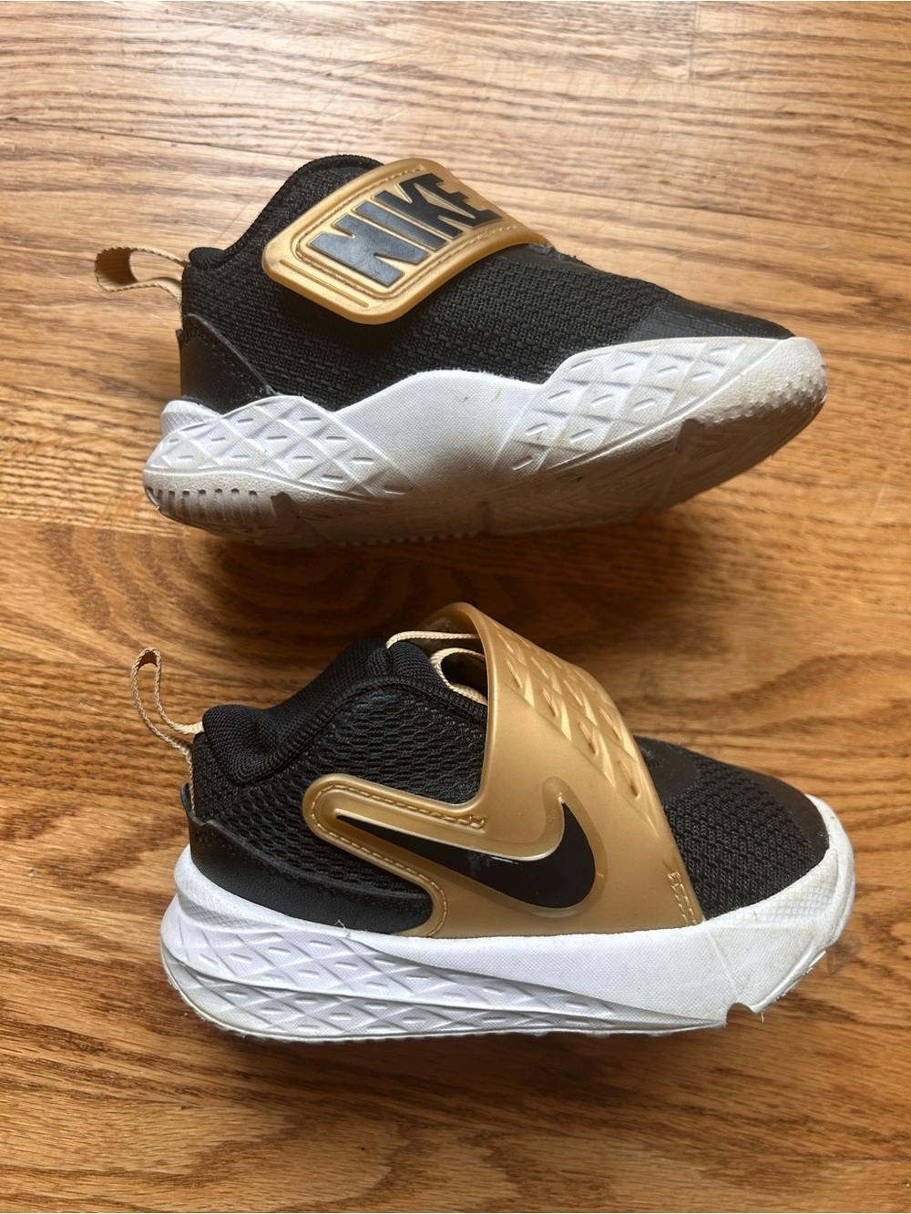 Black & gold toddler Nike shoes 6C